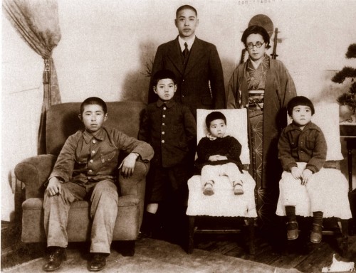 1940 Ohshima Family group photo taken New Year’s Day. Sitting in the front row LR is Haruo (oldest son), Tsutomu (standing), sisters Kimiko, and Keido. Standing in the back is Fusakichi (father) and Sato (mother).